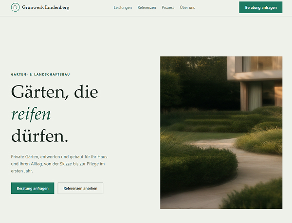 Fliesenleger bei der präzisen Verlegung von Badfliesen
